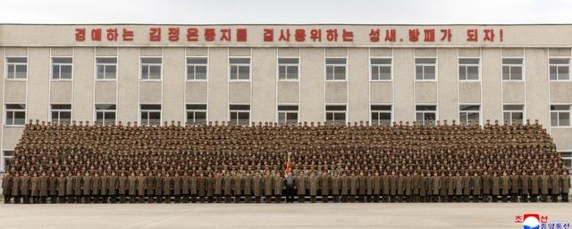 کیم به آغوش سربازان فدایی‌اش رفت؛ ویژه‌ترین واحد ارتش کره شمالی را ببینید / عکس