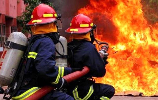 آتش‌سوزی رستورانی در غرب تهران/ سرایت شعله‌ها به بانک مجاور