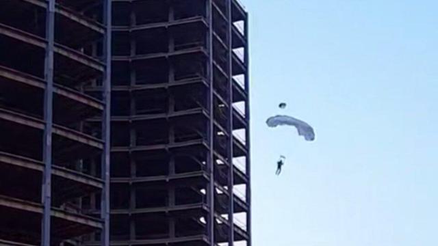 ببینید | بیس جامپ خطرناک از ساختمان ۵۴ متری!