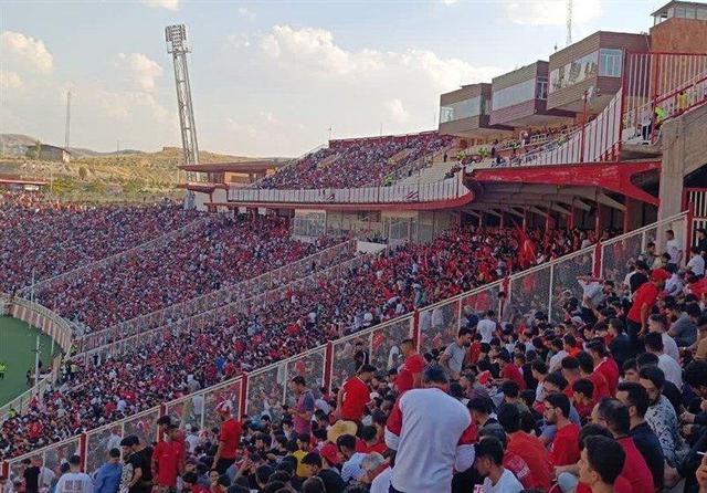 عکس| چمن تازه ورزشگاه یادگار امام زرد شد