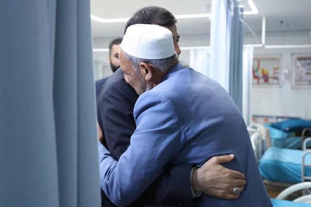 دردناک ترین تصویر از صابر کاظمی و پدرش در آی سی یو | جمله غم انگیز پدر صابر