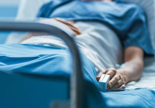 خبر مهم وزیر بهداشت؛ افراد بدون بیمه درمانی روی تخت بیمارستان بیمه می‌شوند