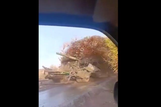 جالب ترین نحوه استتار یکی از تانک‌های روسیه | ویدئو