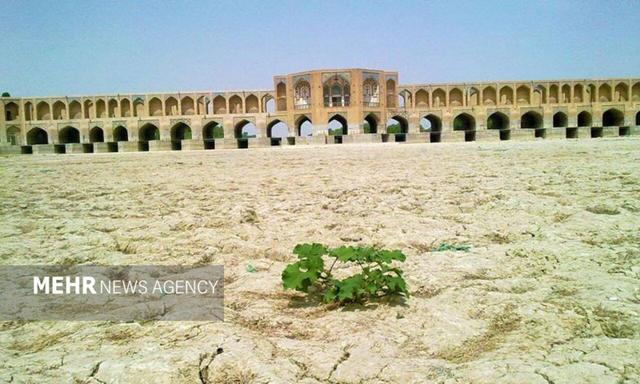 اصفهان در چنگال خشکسالی ساختاری؛ چشم زنده‌رود به آسمان خشک شد