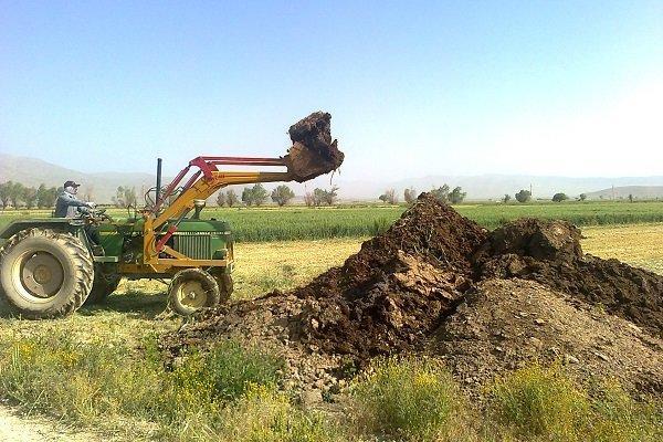 خطر استفاده بی رویه از کود مرغی در مزارع؛ کنگانی‌ها کلافه شدند