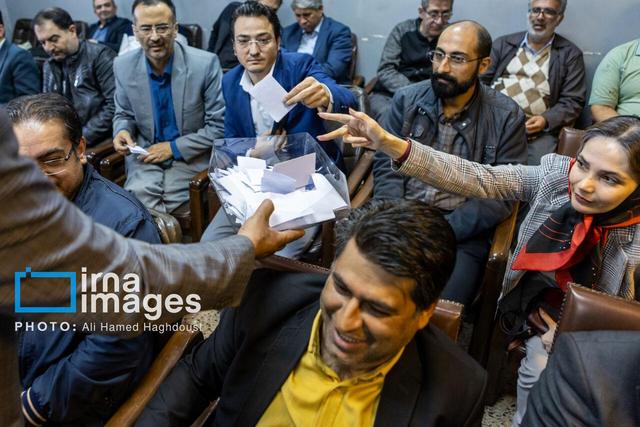 یک انجمن و نام‌هایی که بر تارک دفتر روزنامه‌نگاری آذربایجان‌شرقی می‌مانند