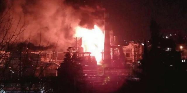 حمله پهپادی اوکراین؛ آتش‌سوزی در نفتکش و تاسیسات بندر «تواپسه» روسیه