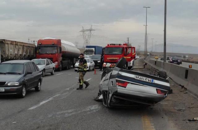 واژگونی و آتش سوزی یک سواری در محور نیکشهر - ایرانشهر جان ۳نفر را گرفت