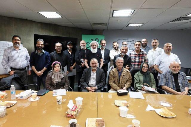 موضوع: عجله/ چهره‌نگاری از پرویز شاپور، کامبیز درم‌بخش، اردشیر محصص، غلامعلی لطیفی و جواد علیزاده/ دوازدهمین دوسالانه کاریکاتور تهران کلید خورد