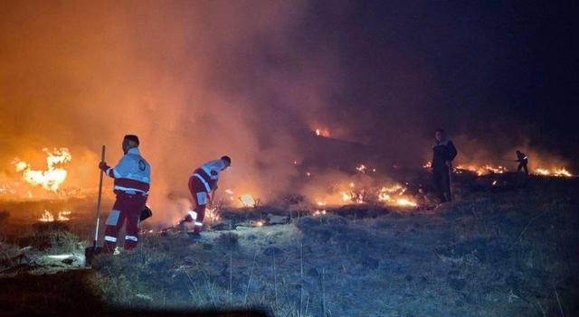 مهار آتش سوزی مراتع زره‌شوران در تکاب