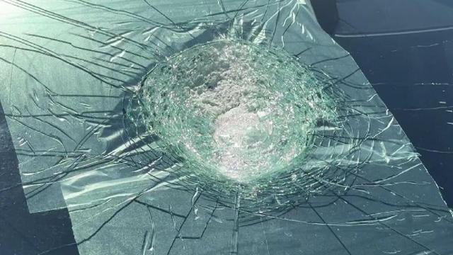 برخورد شیء مرموز فضایی به خودروی تسلا /عکس