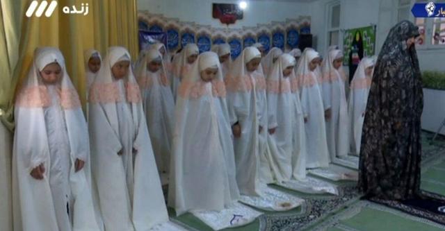 اقامه نماز جماعت به امامت یک خانم + تصویر