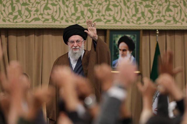 رهبر انقلاب: سفارت آمریکا اتاق توطئه علیه انقلاب بود | اینکه بگوییم مشکل ما با آمریکا از ۱۳ آبان آغاز شد حرف دقیقی نیست