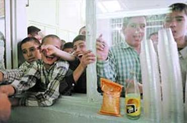 متاسفانه فست‌فود در برخی مدارس عرضه می‌شود