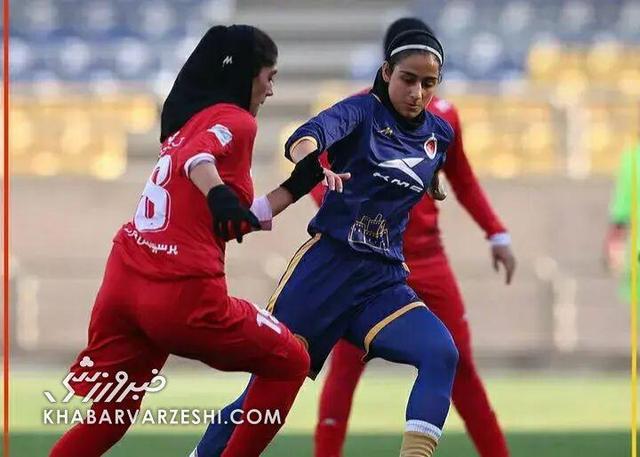 کری‌ سنگین ستاره فوتبال برای پرسپولیس با نماد استقلالی‌ها/ بوسه به مچ‌بند آبی بعد از گلزنی +عکس