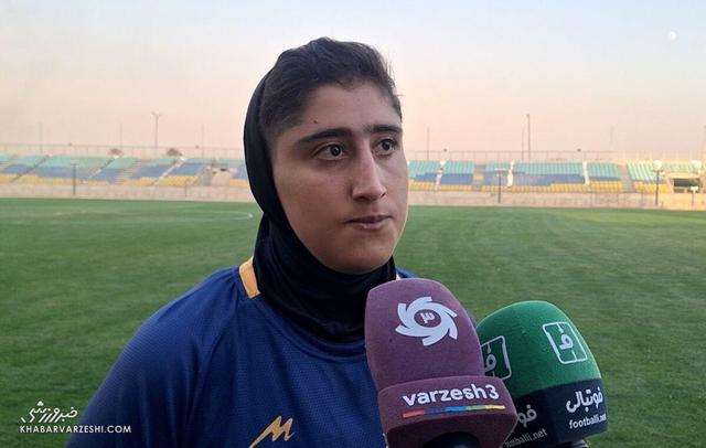 ویدیو| شادی جنجالی با پرچم استقلال پس از گلزنی به پرسپولیس/ اصرار عجیب بازیکن لیگ به تلفظ پیروزی!