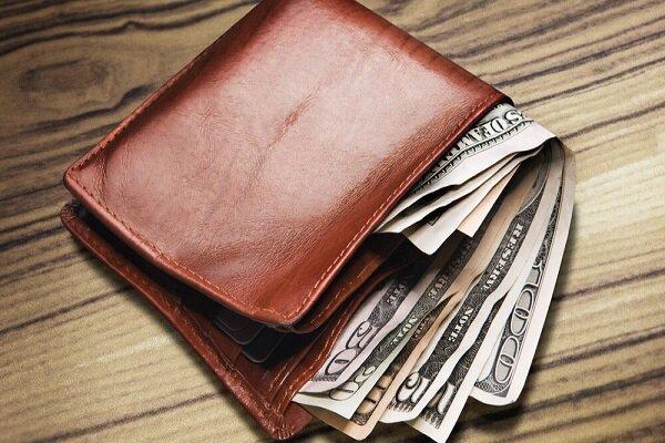 کارگر امانت‌دار فرودگاه قشم کیف گمشده را بازگرداند