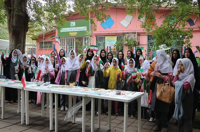 ویژه برنامه «به رنگ مدرسه، به عطر دانایی» در رشت برگزار شد