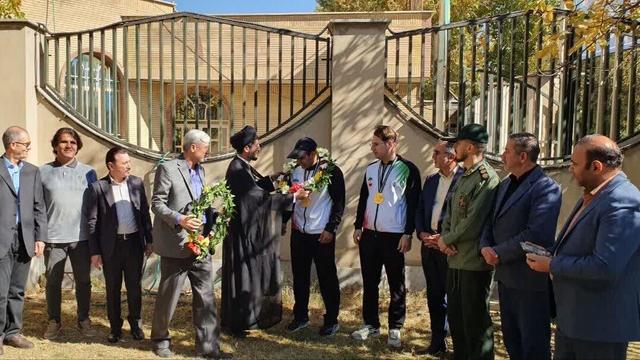 قهرمانان گلبال نابینایان نماد تلاش و امید جوانان تویسرکان شدند