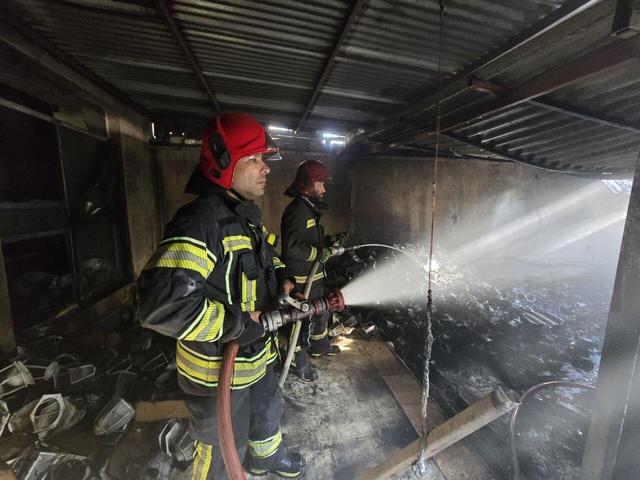 آتش‌نشانان شیراز آتش‌سوزی انبار لوازم برقی را مهار کردند