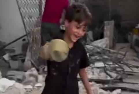 فیلم/ شادی کودک فلسطینی پس از یافتن قلک خود از میان ویرانه‌ها