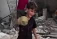 فیلم/ شادی کودک فلسطینی پس از یافتن قلک خود از میان ویرانه‌ها