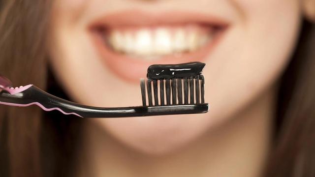 آیا خمیردندان‌های حاوی زغال برای درخشندگی دندان مؤثر هستند؟