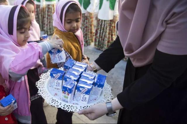 دستور عارف برای توزیع شیر رایگان در مدارس ابتدایی دولتی