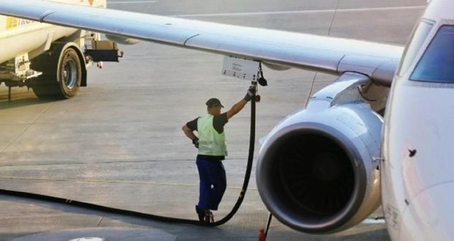 تفاوت بنزین هواپیما با خودرو؛ چرا موتورهای هوایی همچنان به اکتان بالا و سرب نیاز دارند؟