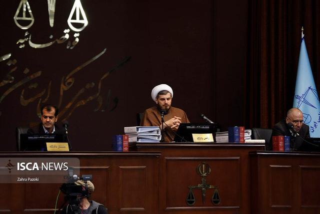 متهمین مکلف به حضور در دادگاه و دولت‌های میزبان مکلف به استرداد آنها هستند