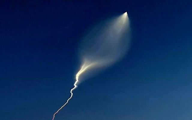 فارس: «سجیل» موشکی که دنیا را خیره کرد/ سجیل ۲، موشکی دو مرحله‌ای و دوربرد 