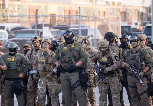 ببینید | بازداشت وحشیانهٔ یک شهروند آمریکایی در ایالت ایلینوی توسط مأمور ادارهٔ مهاجرت و گمرک!