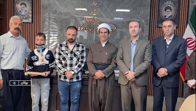 ببینید | با وساطت امام جمعه و فرمانده سپاه بوکان، ناظم و دانش‌آموز بوکانی با یکدیگر آشتی کردند