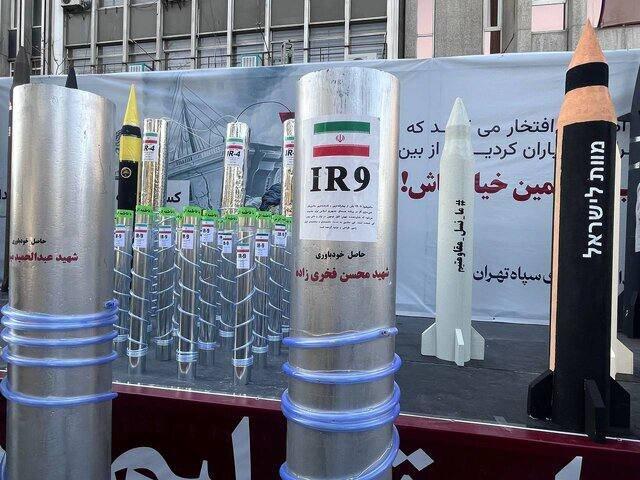نمایش موشک و سانتریفیوژهای ایرانی در حاشیه راهپیمایی ۱۳ آبان+ تصاویر