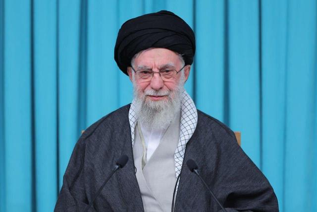 ب️بینید | سخنرانی کمتر دیده شده حضرت آیت‌ الله خامنه‌ای مقابل لانه جاسوسی درباره علل تسخیر سفارت آمریکا در ۱۳ آبان ۱۳۵۸