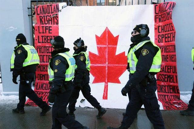 ببینید | رد شدن خودروی پلیس از روی همکار و مظنون!