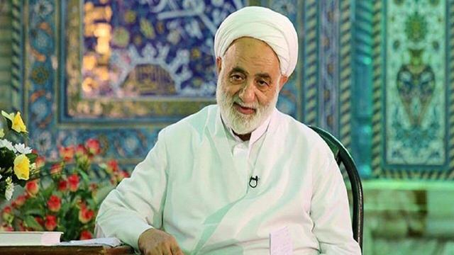 وارد مسجد شدم و گفتم شما «مینی مسلمان» هستید مثل مینی‌بوس | گفتند اینجا مسجد مقدسین است نه سیاسیون