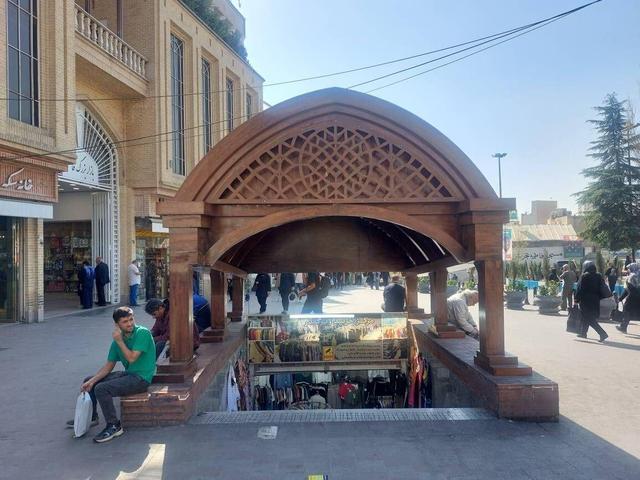 نصب سردر با معماری سنتی در بازارچه میدان تجریش