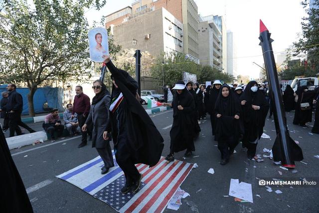 بازتاب برگزاری مراسم ۱۳ آبان در رسانه‌های جهان | ماکت‌ دستگاه‌های سانتریفیوژ و موشک مورد توجه رسانه های خارجی