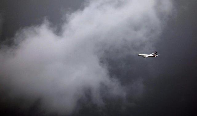 انتقال پروازهای قشم به فرودگاه‌های شیراز و کیش به دلیل گرد و غبار