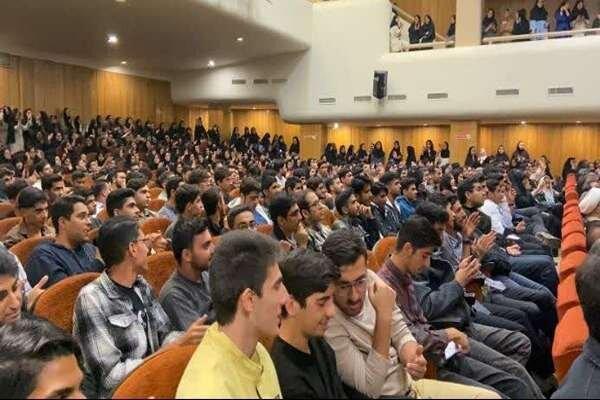 شور و هیجان در تالار وحدت؛ استقبال دانشگاه شهیدباهنر از دانشجویان جدید