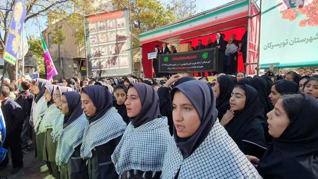 همخوانی سرود ای ایران توسط دانش آموزان خراسان جنوبی