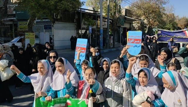 حضور پرشور مردم ولایی شیروان در راهپیمایی یوم‌الله ۱۳ آبان