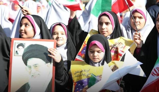 حضور مردم انقلابی خمین راهپیمایی ۱۳ آبان