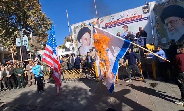 آتش زدن پرچم اسراییل و آمریکا در سنندج