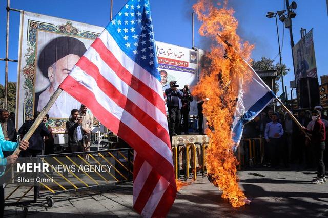 حضور مردم سنندج در راهپیمایی ۱۳ آبان