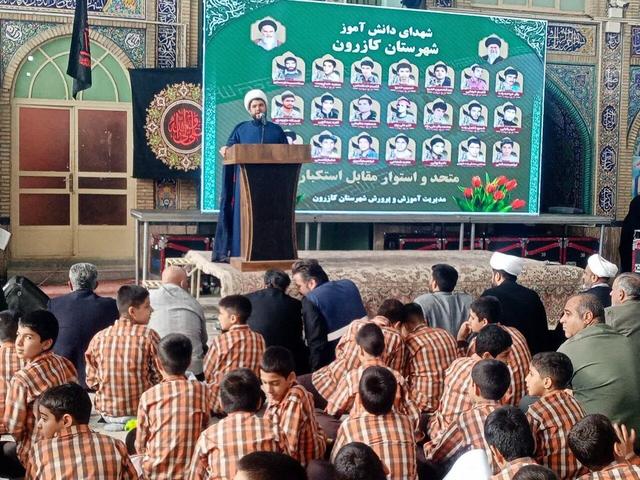 امام جمعه کازرون: جنایات آمریکا علیه ایران اسلامی فراموش نشدنی است