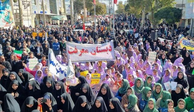 حضور پرشور قروه‌ای‌ها در راهپیمایی ۱۳ آبان