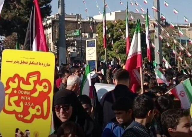 اجرای سرود دانش آموزان اراکی در راهپیمایی ۱۳ آبان