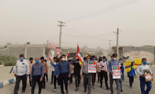 راهپیمایی ۱۳ آبان با شرایط خاص آب و هوایی در روستای پیرچوگان هرمزگان